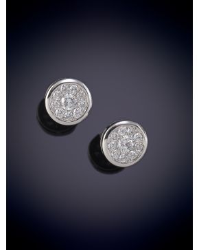 729-PENDIENTES ROSETÓN DE BRILLANTES moderno diseño realizado sobre una montura de oro blanco de 18k. 