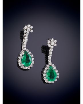 731-ELEGANTES PENDIENTES DE BRILLANTES CON LÁGRIMA DE ESMERALDA, DE BELLO COLOR, CON UN PESO DE 2CT. APROX. Sobre una montura de garras en o