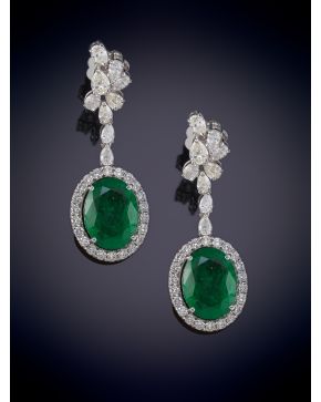 733-ELEGANTES PENDIENTES DE BRILLANTES Y DIAMANTES TALLA MARQUISSE DE LOS QUE PENDEN UNAS ESMERALDAS, TALLA OVAL, CON UN PESO TOTAL DE 11,26