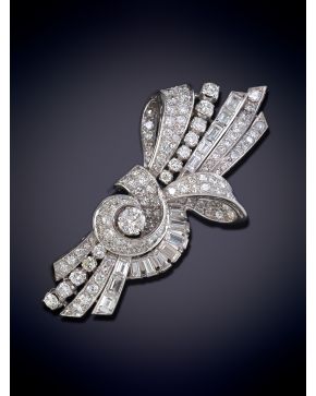 751-BELLO BROCHE CHEVALIER, AÑOS 40, DE DIAMANTES, TALLA BRILLANTE Y BAGUETTE, DE GRAN CALIDAD. Estilizado diseño con centro de brillantes d