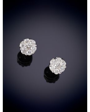 763-PENDIENTES ROSETONES DE BRILLANTES DE 0,91 CT. APROX. Montura en oro blanco de 18k. 