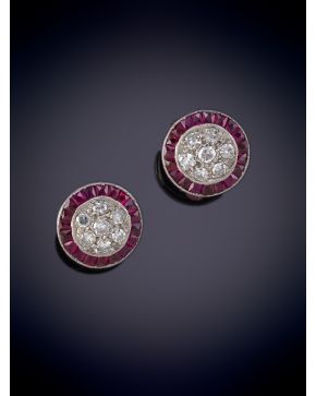 766-PENDIENTES OJO DE PERDIZ CON DIAMANTES TALLA ANTIGUA Y RUBÍES CALIBRADOS. Montura en oro blanco 18k