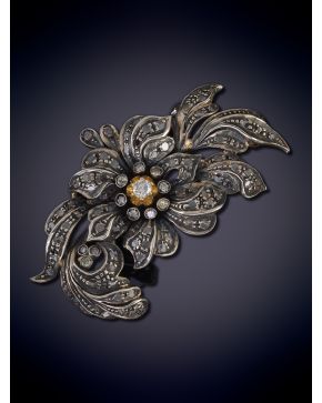 78-BROCHE DE BRILLANTES, DISEÑO FLOR, SOBRE UNA MONTURA EN PLATA Y DETALLES EN ORO.