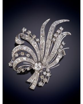 801-ELEGANTE BROCHE DE BRILLANTES, CON UN DISEÑO FLORAL, SOBRE UNA MONTURA DE ORO BLANCO DE 18K. 