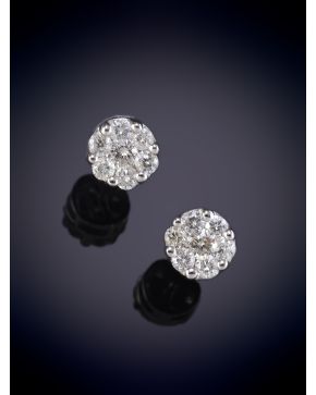 81-PENDIENTES ROSETONES DE BRILLANTES DE 0,87 CT. APROX. Montura en oro blanco de 18k.  