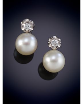 82-ELEGANTES PENDIENTES DE BRILLANTES Y PERLA AUSTRALIA DE BELLO ORIENTE. Montura en oro blanco 18k