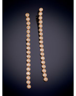 828-ELEGANTES PENDIENTES LARGOS DE BRILLANTES EN CARRÍL . Montura en oro rosa 18k.