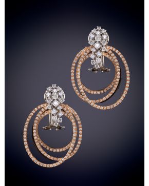 832-ELEGANTES PENDIENTES DE BRILLANTES EN RACIMO CON CAIDA DE CÍRCULOS CALADOS. Montura en oro blanco y amarillo 18k. Con certificado. 