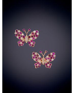 839-PENDIENTES DE MARIPOSA EN ORO ROSA 18K CON DETALLES DE RUBÍES.