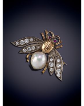 84-BROCHE ANTIGUO MOSCA CON ALAS DE DIAMANTES, CUERPO DE PERLA Y ORO AMARILLO GALLONADO. Sobre una montura de plata y oro amarillo.