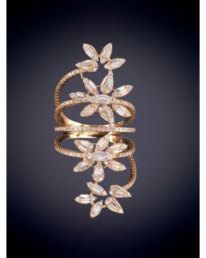 840-ORIGINAL SORTIJA EN FLORES DE DIAMANTES EN BAGUETTE Y BRILLANTES. Montura oro rosa 18k.