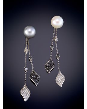 845-PENDIENTES LARGOS DE PERLA CON CAIDA DE HOJAS Y DETALLES DE BRILLANTES BLANCOS Y NEGROS. Montura en oro blanco 14k.