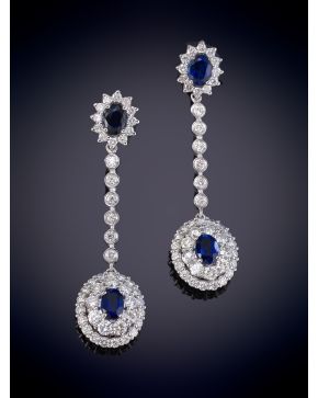 846-ELEGANTES PENDIENTES DE BRILLANTES Y ZAFIROS SOBRE UNA MONTURA CLÁSICA DE GARRAS EN ORO BLANCO DE 18K. 