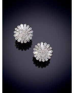 854-ELEGANTES PENDIENTES DE BRILLANTES CON ORLA DE DIAMANTES TALLA TRAPECIO sobre una montura de garras en oro blanco de 18k. 