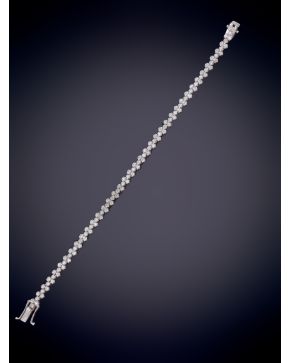 864-FINA PULSERA DE BRILLANTES SOBRE UNA MONTURA DE ORO BLANCO DE 18K. Peso total de los brillantes: 2,45ct. aprox. 