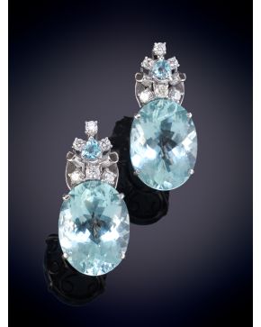 868-BELLOS PENDIENTES CON GRAN AGUAMARINA TALLA OVAL CON CORONA DE BRILLANTES 0.41 ct aprox Y PEQUEÑA AGUAMARINA. Montura en oro blanco 18k.