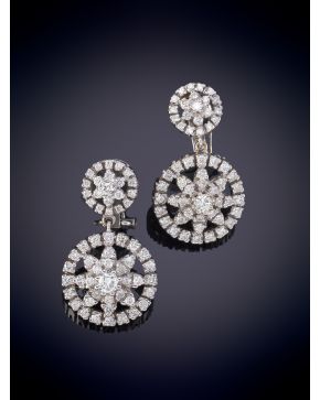 895-BELLOS PENDIENTES CON CAIDA DE ESTRELLAS CIRCULARES EN BRILLANTES. Montura en oro blanco 18k.