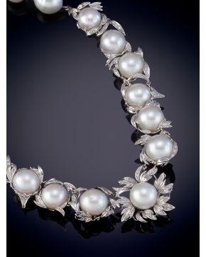 898-FAVORECEDOR COLLAR GARGANTILLA DE PERLAS AUSTRALIANAS DE INTENSO ORIENTE UNIDAS POR HOJAS DE BRILLANTES SOBRE UNA MONTURA DE ORO BLANCO 