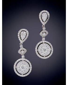 917-ELEGANTES PENDIENTES COLGANTES DE FINO DISEÑO CUAJADO DE BRILLANTES sobre una montura en oro blanco de 18k. 