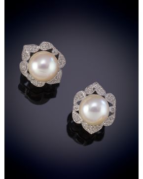 92-PENDIENTES FLOR DE BRILLANTES CON PERLA CENTRAL SOBRE UNA MONTURA DE ORO BLANCO DE 18K. 