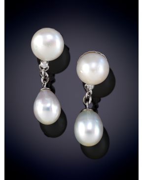 920-PENDIENTES DE PERLAS CON CAIDA DE PERLAS CON BELLO ORIENTE Y DETALLES DE BRILLANTE. Montura en oro blanco 18k.