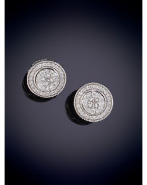 924-PENDIENTES CIRCULARES DE CUAJADOS DE BRILLANTES. Montura en oro blanco de 18k.