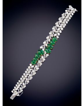 939-EXQUISITO BRAZALETE DE ESMERALDAS, TALLA CABUJON CON UN PESO DE 18,32CT. APROX. SOBRE DOS HILERAS DE DIAMANTES, TALLA MARQUISSE Y BRILLA