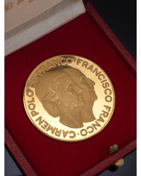 955-MONEDA CONMEMORATIVA CARMEN POLO DE FRANCO. FRANCISCO FRANCO"" EN ORO AMARILLO DE 22K. ""