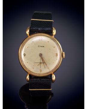 985- CYMA "" RELOJ DE PULSERA PARA CABALLERO CAJA EN ORO AMARILLO 18K. MOVIMIENTO MECÁNICO MANUAL. Esfera dorada con numeración arábiga. Puls