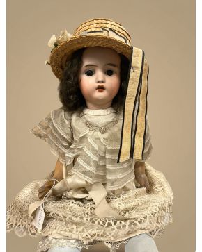 2401-Muñeca francesa con cabeza de porcelana de Lantenier, Limoges, con marcas en la nuca, 1915-1924. Cuerpo en cartón piedra. Altura: 51