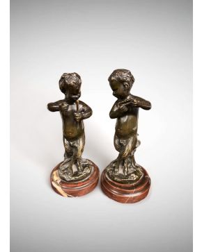 2391-CLODION. ESCUELA FRANCESA S. XIX Niños faunos con instrumentos musicales" Pareja de esculturas en bronce pavonado firmadas, sobre