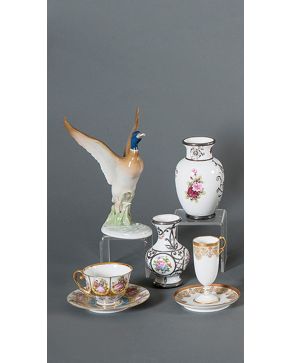 2414-Lote en porcelana europea formado por: un ave, dos jarroncitos y dos tazas de colección con sus platos. 