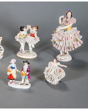 2410-Bailarinas" y "Dama y caballero con cesta de flores y frutas" Lote de cuatro grupos escultóricos en porcelana esmaltada europea. Con