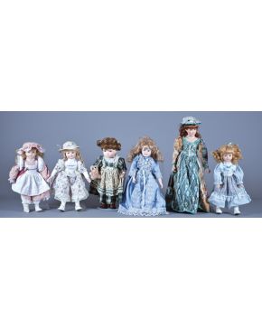 2399-Colección de seis muñecas en porcelana, tres de la marca The Classique Collection". Altura mayor: 55 cm"