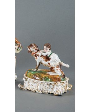 2407-Tintero con tapa de niño y perro" Tintero con marcas de Jacob Petit, S. XIX, con tapa de grupo en porcelana europea. Medidas: 16 