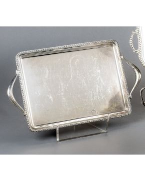 2305-Bandeja rectangular con asas en plata española punzonada. Decoración perimetral relevada. Peso: 963 gr.  Medidas: 28 x 48 cm.