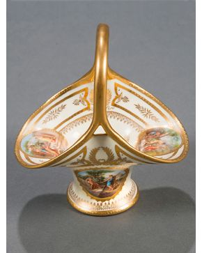 2416-Cesta en porcelana esmaltada de Viena con decoración de escenas clásicas en medallones y detalles en dorado. Con marca y con pelo Al