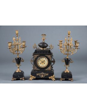 2379-Reloj de sobremesa Napoleón III con guarnición de candelabros de cinco luces en mármol negro y  bronce dorado. Francia, S. XIX.  Esf