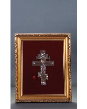 2295-Antigua cruz ortodoxa en bronce y esmalte con representación de Cristo cricificado con cuatro clavos y ángeles en el travesaño superior