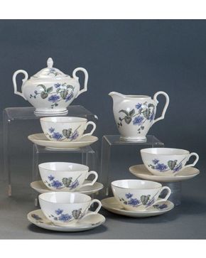 2438-Juego de café en porcelana checoslovaca Victoria de fondo blanco con flores en lila. Formado por, 9 tazas, 11 platos, azucarero y leche