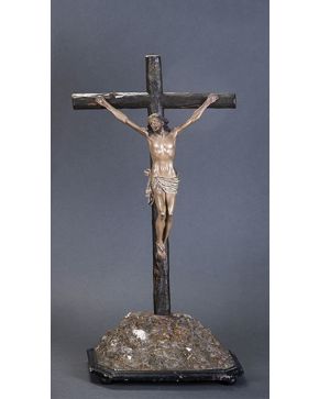 2289-ESCUELA ESPAÑOLA s. XIX. Cristo crucificado". Talla en madera policromada. Sobre peana con formas rocosas. Pequeñas faltas y a