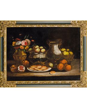 2246-ESCUELA ESPAÑOLA S. XIX Bodegón de mesa con florero y frutas" Óleo sobre lienzo. Medidas: 60 x 83 cm."