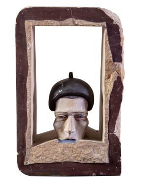 2119-EDUARDO ARRANZ BRAVO (Barcelona 1941) Cabeza Dentrísimo". 1980 Piedra de Vinaixa policromada Pieza única Medidas: 56,5 x 39