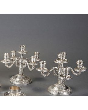 2327-Pareja de candelabros de cinco luces en plata española punzonada, c. 1900.  Con marcas P. Álvarez, ley 916. Desperfectos. Peso (s