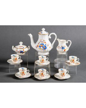 2427-Juego de café para seis servicios en porcelana de Bidasoa, cásacara de huevo". Decoración esmaltada de flores. Formado por: 6 tazas con