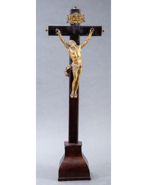 2283-“Crucificado jansenista en expiración” Escultura en bronce dorado sobre cruz de ébano.  Medidas: 70 cm.