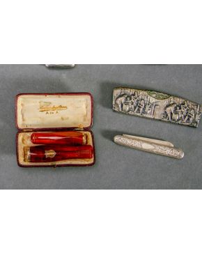 2367-Lote de caballero formado por navaja y peine con funda de plata española punzonada y boquillas para cigarrillos en su funda original. 