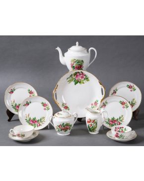 2428-Juego de café y té en porcelana de Bidasoa, s. XX, compuesto por: doce platitos de merienda, doce tazas con sus platitos, lechera, azuc