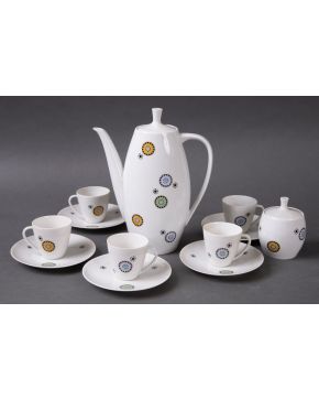 2435-Juego de café para 6 servicios en porcelana alemana de inspiración decó. Se compone de 6 tacitas con su platos, lechera, azucarero y ca