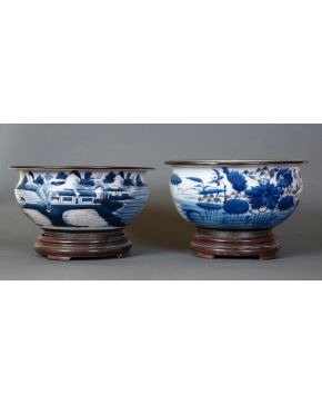 402-Pareja de maceteros en porcelana china blanca y azul con decoración esmaltada. Dinastía Qing, Periodo Quianlong (1736-1795) Medidas: 